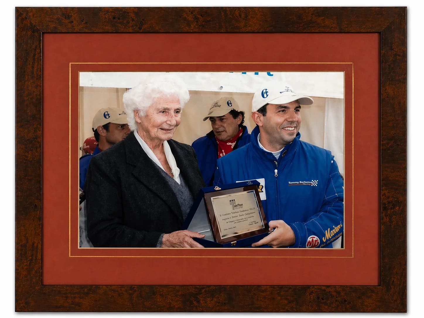 Photographie encadrée de Susanna Agnelli remettant la plaque Téléthon à Paolo Campobasso en 2003